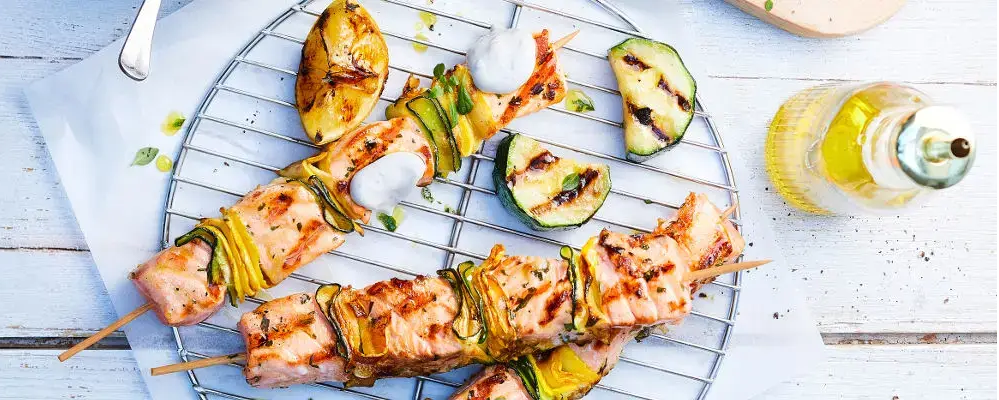 Рецепт: Шашлыки из лосося с кремом Сент-Агюр