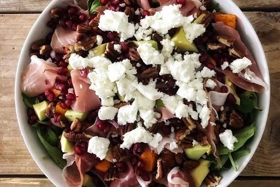 Роскошный салат с козьим сыром, тыквой и пармской ветчиной