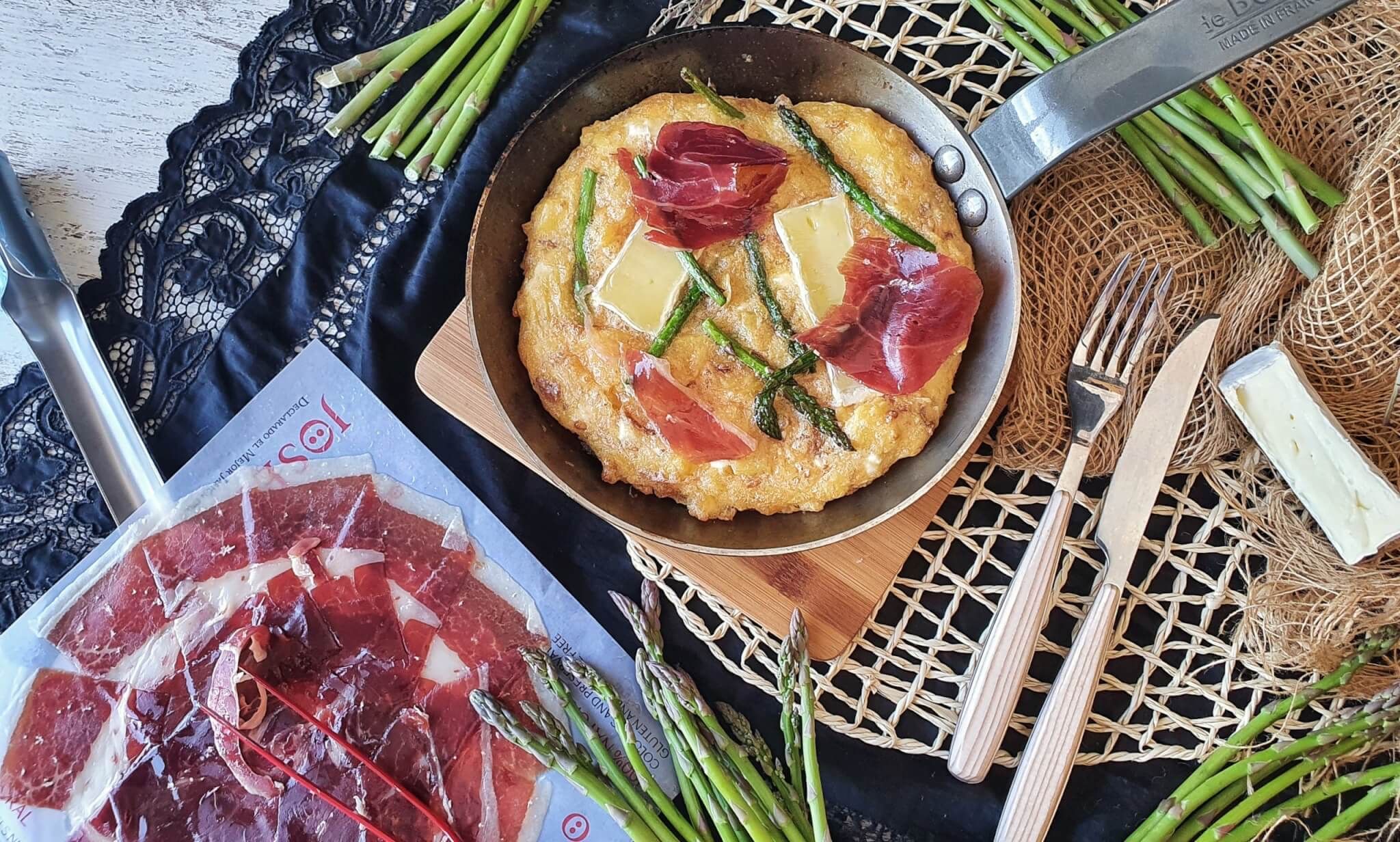 Рецепт: Итальянская фриттата в испанском стиле со спаржей, сыром Бри и хамоном Иберико