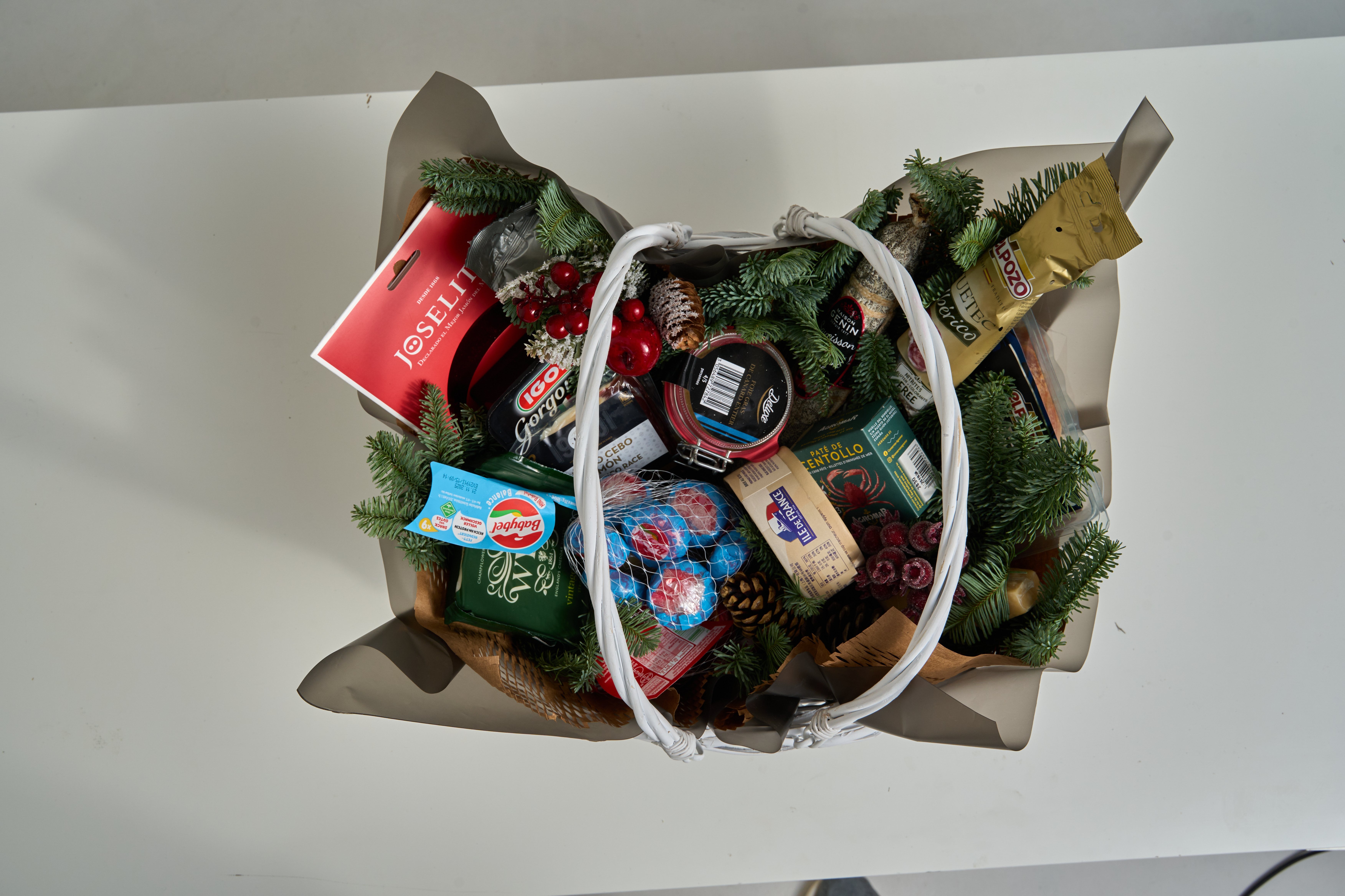 Подарочный набор в корзине