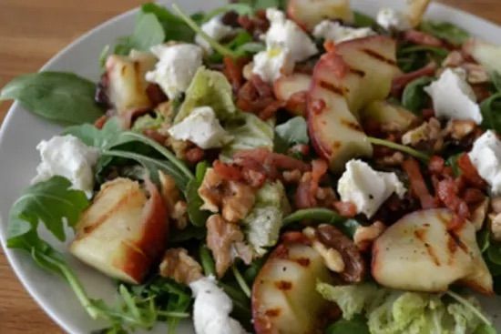 Фирменный салат компании «де Мейблум» с козьим сыром Кампаньяр и карамелизованными яблоками